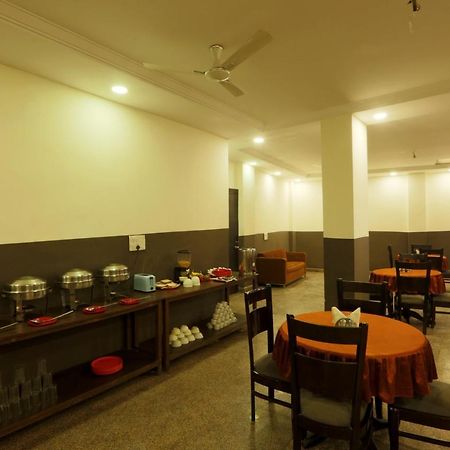 Palm Majestic At Airport Hotel New Delhi Bagian luar foto