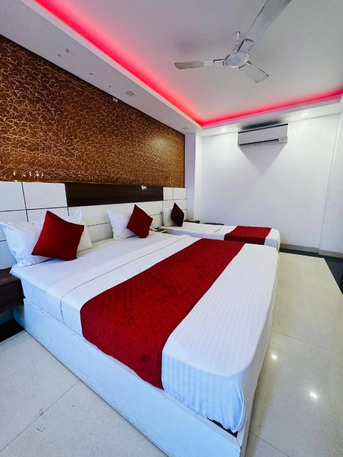 Palm Majestic At Airport Hotel New Delhi Bagian luar foto